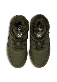 Zielone syntetyczne sneakersy z futrzanym kołnierzem, gumową podeszwą i czarnymi akcentami. Posiadają sznurowadła i perforowane detale po bokach.