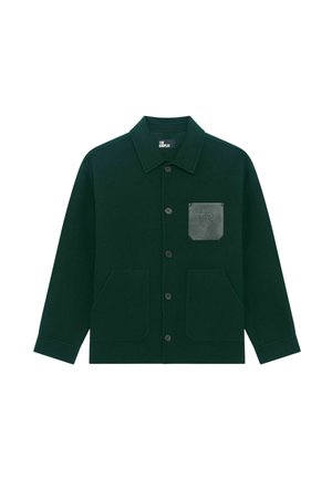 Donkergroene button-up jas met drie voorkiakken, waaronder een leren-textuur borstzak met een gegraveerd rond embleem.