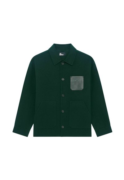 Donkergroene button-up jas met drie voorkiakken, waaronder een leren-textuur borstzak met een gegraveerd rond embleem.