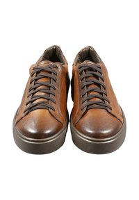 Braune Ledersneaker mit abgerundeten Zehen, flachen Schnürsenkeln und strukturierten Gummisohlen. Einfaches Design mit seitlichen Nähten und glattem Finish.