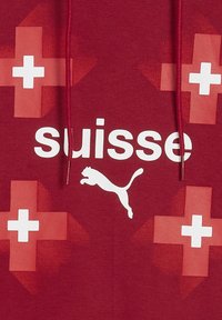 Rød hættetrøje med et struktureret mønster, prydet med hvide schweiziske korsgrafikker og teksten "suisse". Inkluderer Puma-logo i hvid.