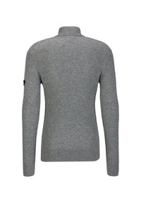 Grauer, gerippter Pullover mit langen Ärmeln und hohem Kragen, versehen mit einem kleinen Logo am linken Ärmel. Weiche Textur und taillierte Passform.