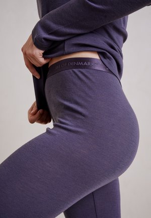 Lilla, tætsiddende leggings lavet af blødt stof, med et mærket livrem med "JBS OF DENMARK." Glat tekstur og elastisk pasform.