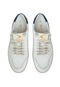 Sneakers bianchi in pelle con lacci beige, design perforato sui lati, accenti blu e marroni sul tallone e marchio dorato sulla linguetta.