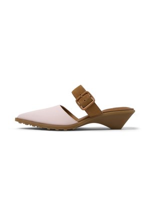 Damen-Slipper-Mule mit spitzer, hellrosa Lederkappe, braunem verstellbarem Riemen mit Schnalle und flachem braunem Keilabsatz.