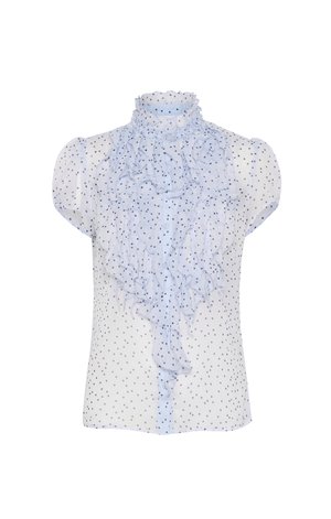 Jasnoniebieska bluzka z krótkimi bufiastymi rękawami, falbaniastym dekoltem i subtelny wzór serc w ciemniejszym niebieskim na białym tle. Zapinana na guziki z przodu.
