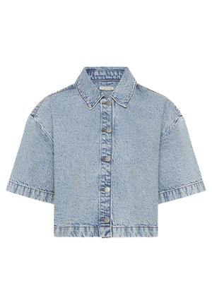 Jachetă din denim de culoare albastru deschis, scurtă, cu un închidere cu nasturi la față, mâneci scurte supradimensionate și guler ascuțit. Prezintă o textură subtilă și detalii de broderie.