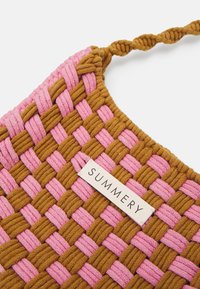SUMMERY Copenhagen TACI CROSS BAG - Taška s příčným popruhem - light brown/pink