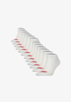 Zehn Paare weiße Knöchelsocken mit rotem Text auf den Zehen, diagonal auf weißem Hintergrund angeordnet.
