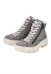 Sneakers alte grigie in suede, dotate di allacciatura frontale, zip laterale e suola in gomma bianca spessa con un motivo testurizzato.