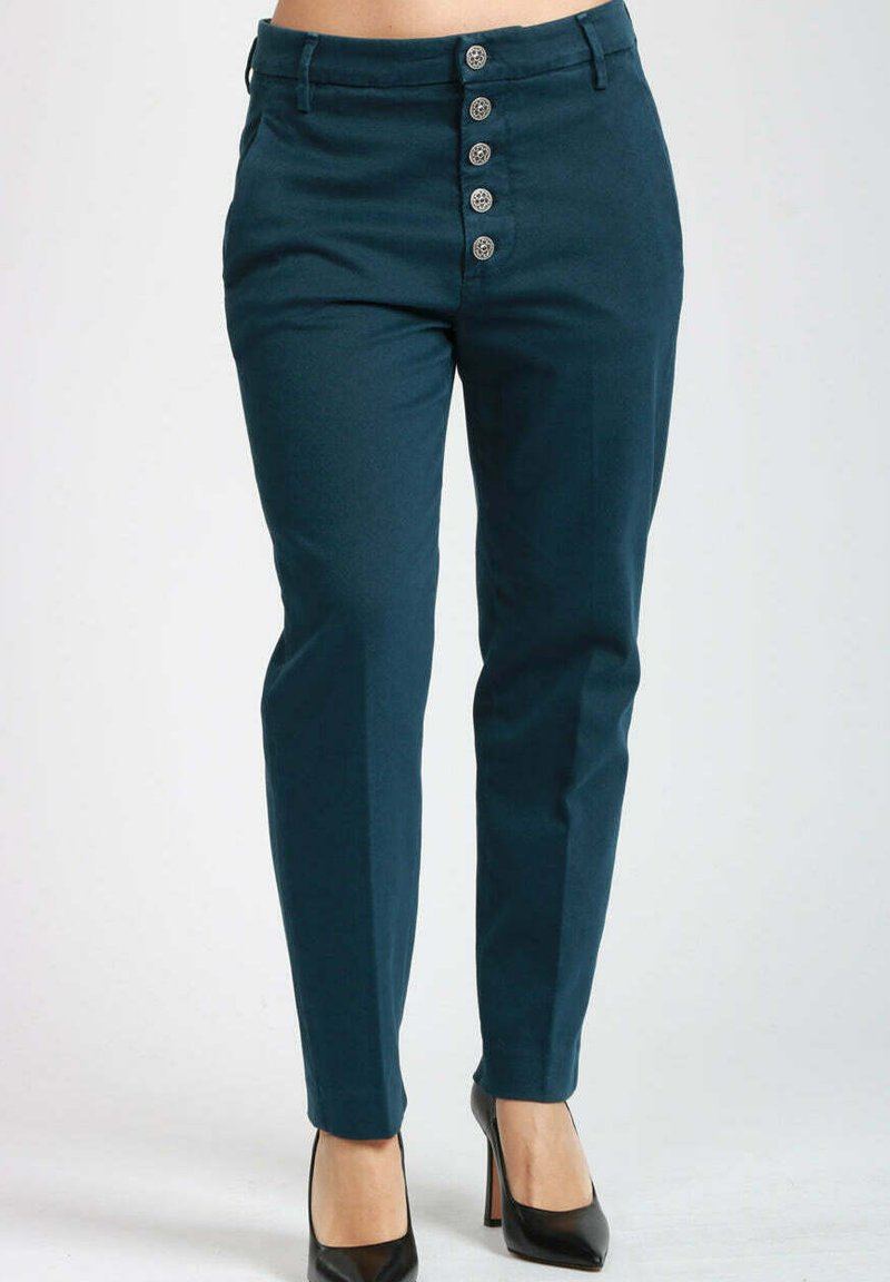 Pantaloni tailored color teal con vita alta, cinque bottoni decorativi, slim fit e texture liscia, abbinati a tacchi alti neri.