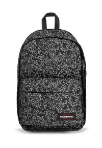Zaino nero con un motivo maculato bianco, dotato di una tasca frontale, spallacci imbottiti e maniglia superiore. Logo Eastpak visibile.
