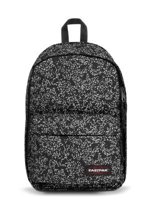 Zaino nero con un motivo maculato bianco, dotato di una tasca frontale, spallacci imbottiti e maniglia superiore. Logo Eastpak visibile.