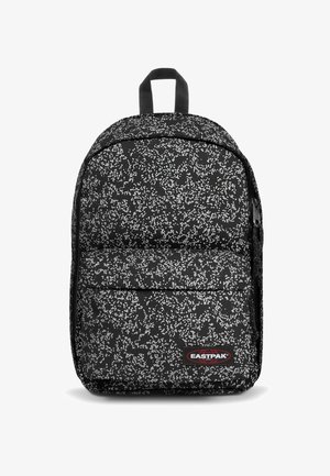 Musta reppu, jossa on laikukas valkoinen kuvio, etutasku, pehmeät olkahihnat ja yläkahva. Eastpak-logo näkyvissä.