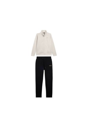 Giacca zip- up beige chiaro con colletto alto e pantaloni neri con cordino, entrambi con piccoli loghi del marchio sul petto e sull'area coscia.