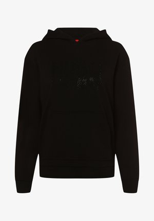 Černá mikina s kapucí a přední kapsou, na které je texturované logo "HUGO" vyrobené z malých hřebíků. Materiál vypadá měkce a je podšitý fleecem.
