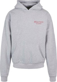Grå hoodie lavet af bomuldsblanding, med en front kangaroo lomme, ribbede manchetter og rød tekst "Italiensk Køkken" med en ekstra sætning ovenfor.