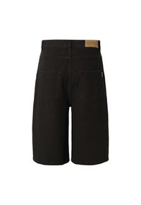 Short en denim noir avec deux poches arrière et un patch en cuir marron portant la mention "WOODBIRD" à la taille.