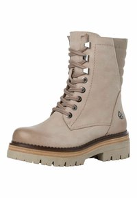 Stivali alla caviglia beige con lacci, finitura in pelle liscia, dettagli in metallo, retro texturizzato e suola spessa e robusta.