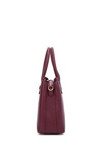 Borsa a mano in pelle bordeaux con due manici arrotondati, forma verticale, superficie testurizzata e un accento in oro vicino alla chiusura con zip.