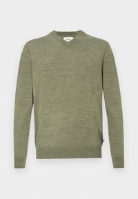 Pull vert olive à manches longues avec col en V et poignets et ourlet côtelés, présenté sur un fond blanc uni.