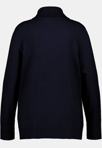 Marineblaues Strickpullover mit hohem Kragen, langen Ärmeln und gerippten Manschetten. Glatte Textur mit einem dezenten Muster am Saum.