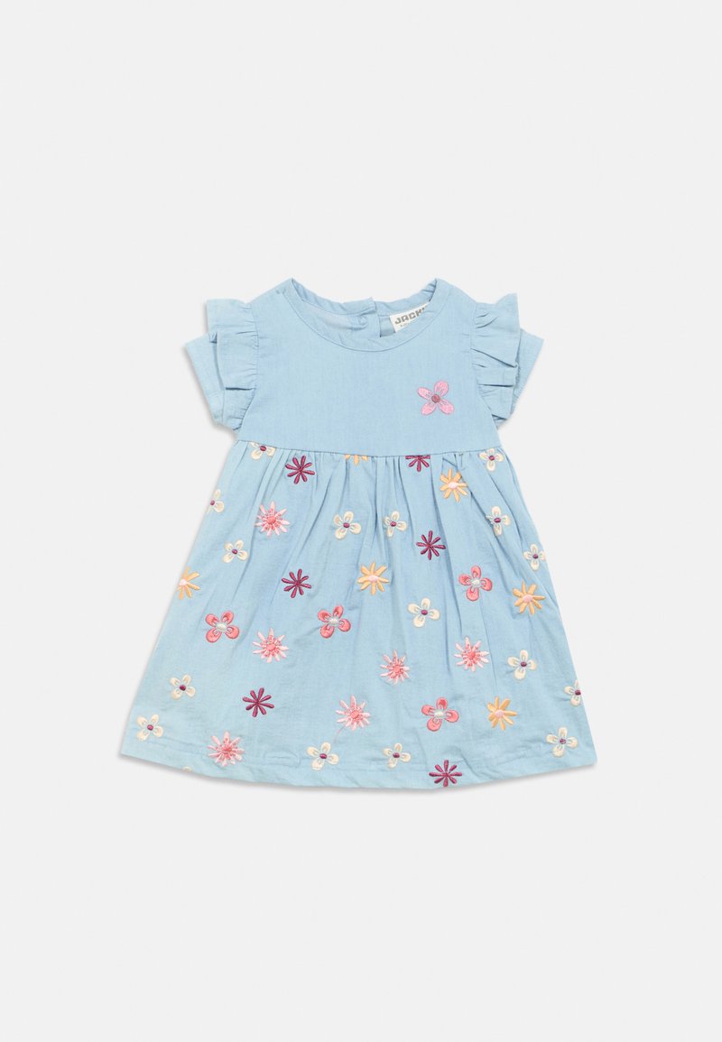 Φόρεμα ανοιχτό γαλάζιο με κοντά μανίκια με βολάν, διακοσμημένο με πολύχρωμη κεντητή λουλουδιών σε ροζ, κίτρινο και μωβ στην φούστα.