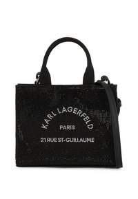 Schwarze Handtasche mit strukturiertem Oberflächen, verziert mit Strasssteinen und weißem Text. Sie verfügt über kurze Griffe und einen abnehmbaren Schultergurt.