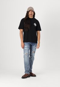 Guess BANDANA APPLI - Triko s potiskem - jet black