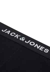 Zwarte onderbroek met een brede elastische tailleband waarop "JACK & JONES" wit is bedrukt. Glad textuur, aansluitend ontwerp.