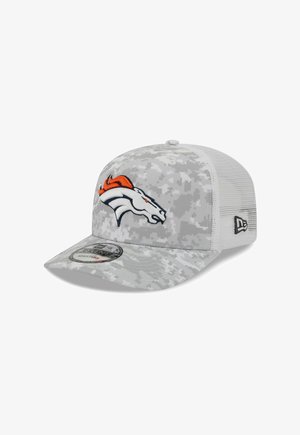 Graues Camouflage-Baseballcap mit Netzrücken, gesticktes Logo der Denver Broncos in Orange und Marineblau, verstellbarer Snapback-Verschluss.