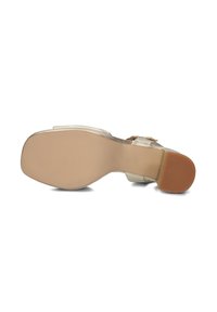 Metallisch gouden sandalen met hakken, een gladde textuur, open teen, verstelbaar bandje en een tan rubberen zool.
