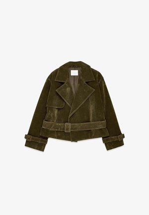 Oliivivihreä lyhyt takki pehmeää mokkaa, jossa on leveä kääntökaulus, ylisuurta siluettia, kaksirivinen napitus ja säädettävät vyötärön hihnat.