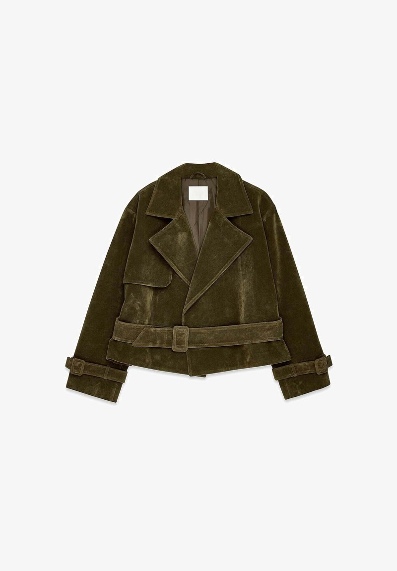 Olivno zeleni kratak jakna iz mekog antilopa s širokim reverom, prevelikim siluetom, dvostrukim kopčanjem i podesivim manžetama s remenom.