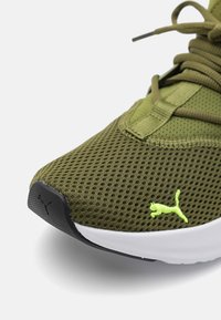 Puma ENZO EVOLVE - Scarpe da corsa su strada - olive green/electric lime/white