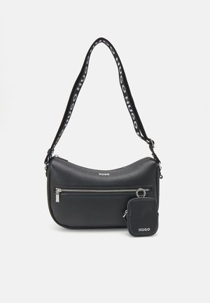 Zwarte schoudertas met ritsvak aan de voorkant, afneembaar klein tasje en een merkriem met de tekst "HUGO" in witte letters.