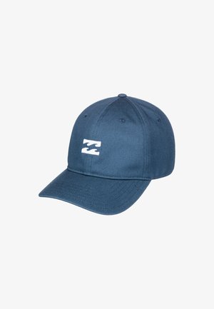 Marineblaue Baseballmütze mit gebogenem Schild und weißem Wellenlogo, das auf das vordere Panel gestickt ist, isoliert auf weißem Hintergrund.
