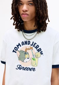 PULL&BEAR TOM & JERRY - Triko s potiskem - white