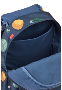 Mochila navy con una parte superior estampada que presenta formas circulares en naranja, verde y azul. Textura suave, interior espacioso y cierre con cremallera.