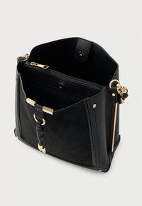 Must nahast käekott kuldse riistvaraga, millel on puhas disain, lukuga tasku ja eripärased tekstuuriga detailid külgedel.