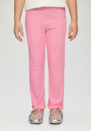 Roze ribbellegging met een aansluitend ontwerp, met ruches aan de zoom. Gecombineerd met metallic zilveren ballet flats.