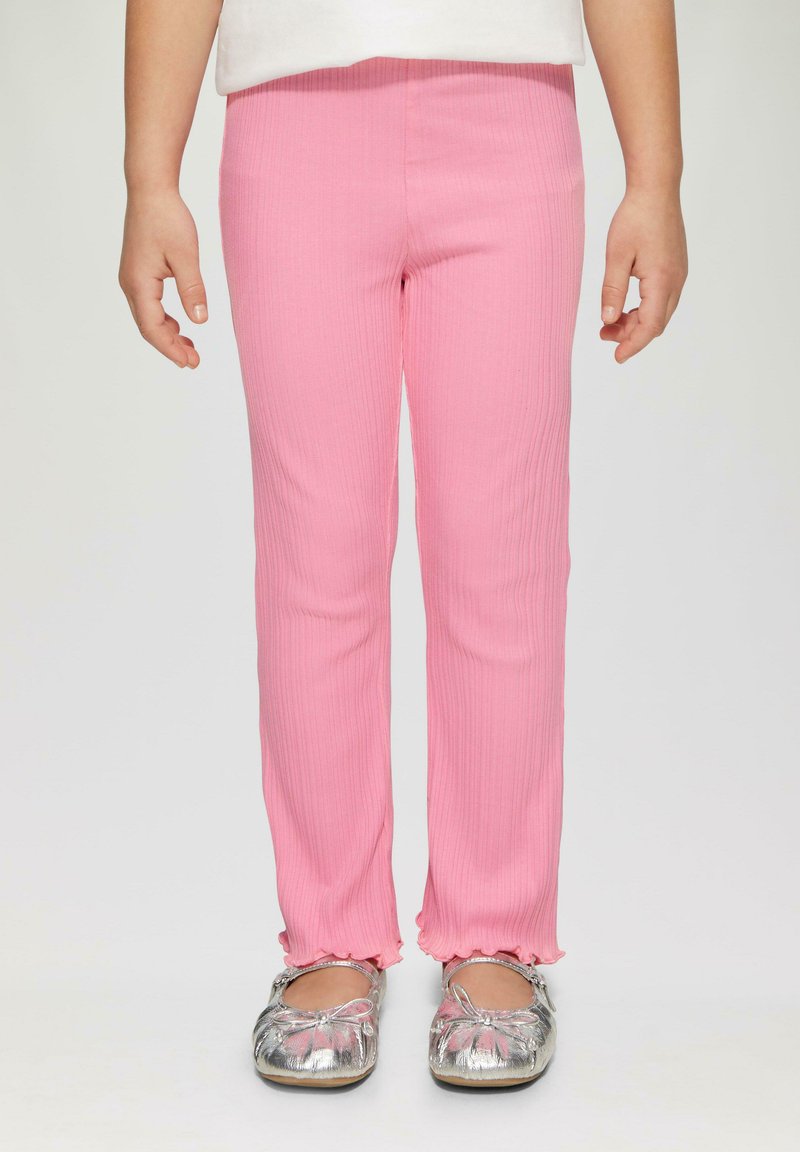 Roze ribbellegging met een aansluitend ontwerp, met ruches aan de zoom. Gecombineerd met metallic zilveren ballet flats.