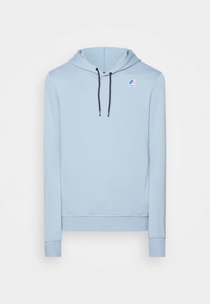 Hellblauer Hoodie mit langen Ärmeln, schwarzen Kordeln und einem kleinen K-Way-Logo auf der oberen linken Brust.