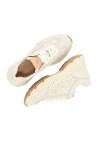 Zapatillas deportivas blancas con una parte superior texturizada, perforaciones para la transpirabilidad, acentos en beige y una suela gruesa y flexible.