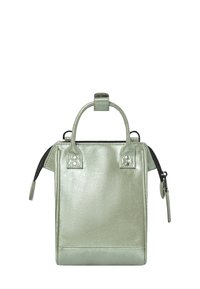 Helles grünes metallisches Handtasche mit strukturiertem Design, einem oberen Tragegriff, Reißverschluss und zwei dekorativen Nieten auf jeder Seite.