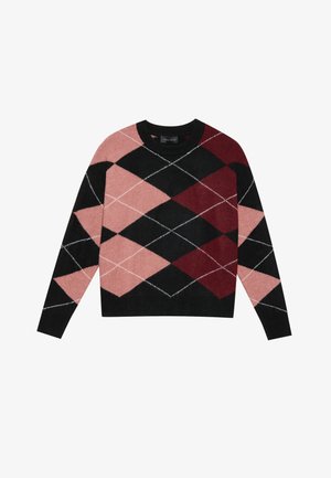 Černý a růžový argyle pletený svetr s kulatým výstřihem a dlouhými rukávy. Obsahuje bílé diamantové akcenty a měkký, texturovaný povrch.