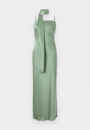 Robe en satin vert avec un décolleté droit, des bretelles spaghetti réglables et un long foulard drapé sur une épaule.