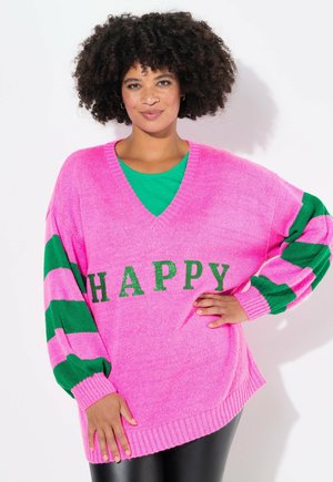 Roze oversized trui met groene "HAPPY" tekst, met brede gestreepte mouwen en een V-hals ontwerp. Glad in textuur, geribbelde zoom.