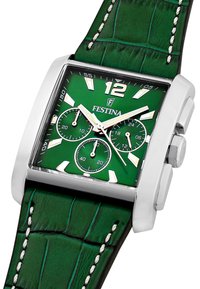 Reloj rectangular verde con una correa de cuero texturizado, caja plateada, acentos blancos y tres subesferas que muestran diferentes funciones horarias.