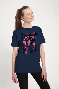 Marineblaue Baumwoll-T-Shirt mit grafischem Design, das eine pinke Illustration und das Wort "pretty" in verschiedenen Stilen und Orientierungen zeigt.